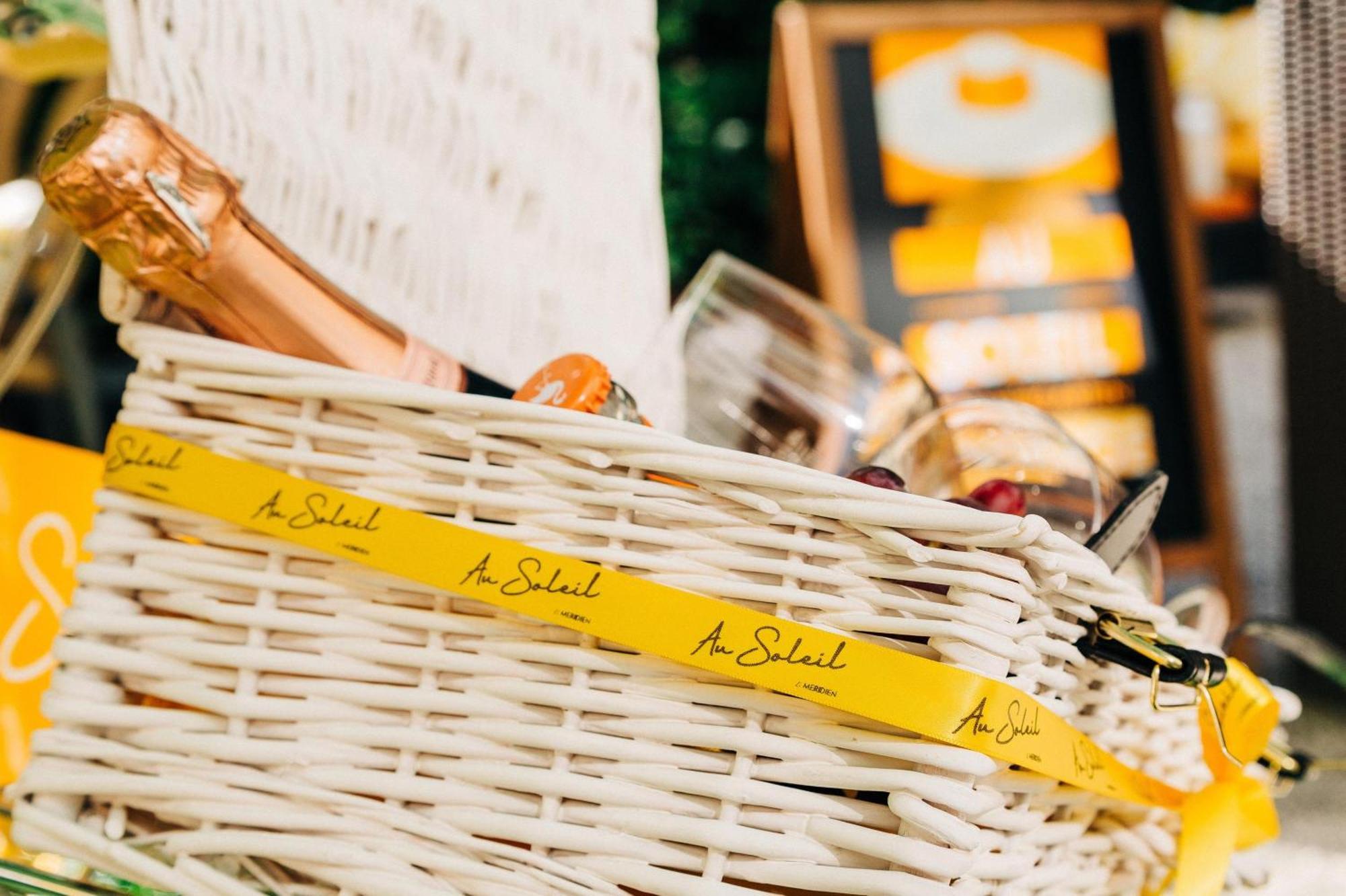Le Meridien München Kültér fotó A yellow wristband