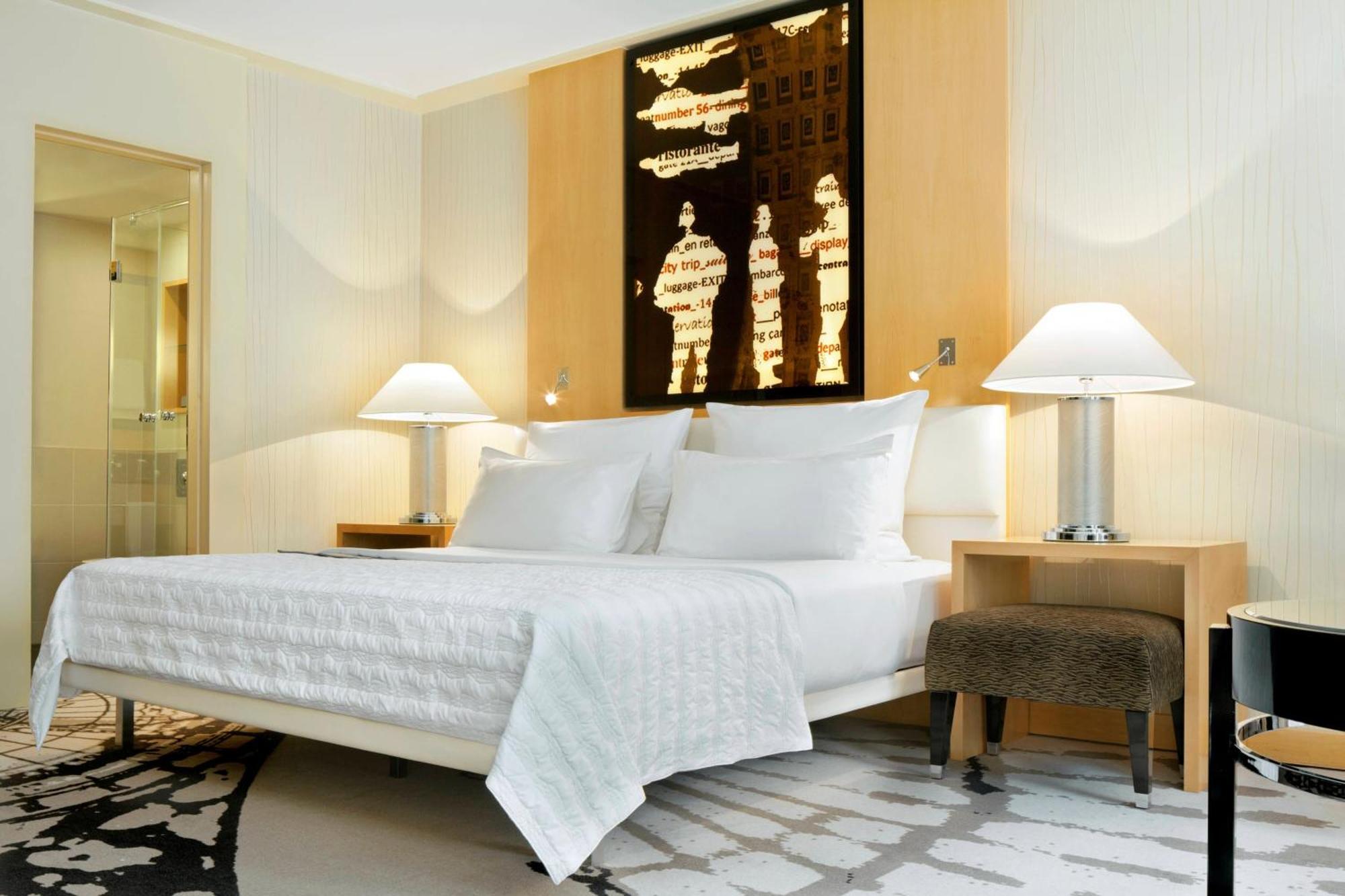 Le Meridien München Kültér fotó A room at the hotel