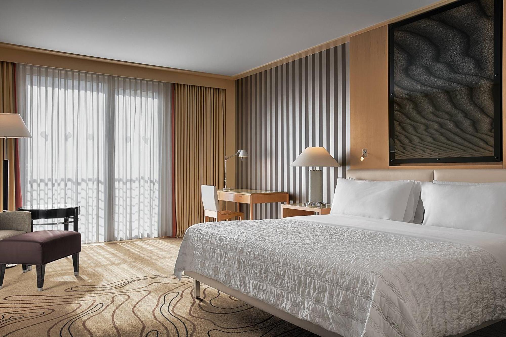 Le Meridien München Kültér fotó A guest room at the Hilton San Francisco