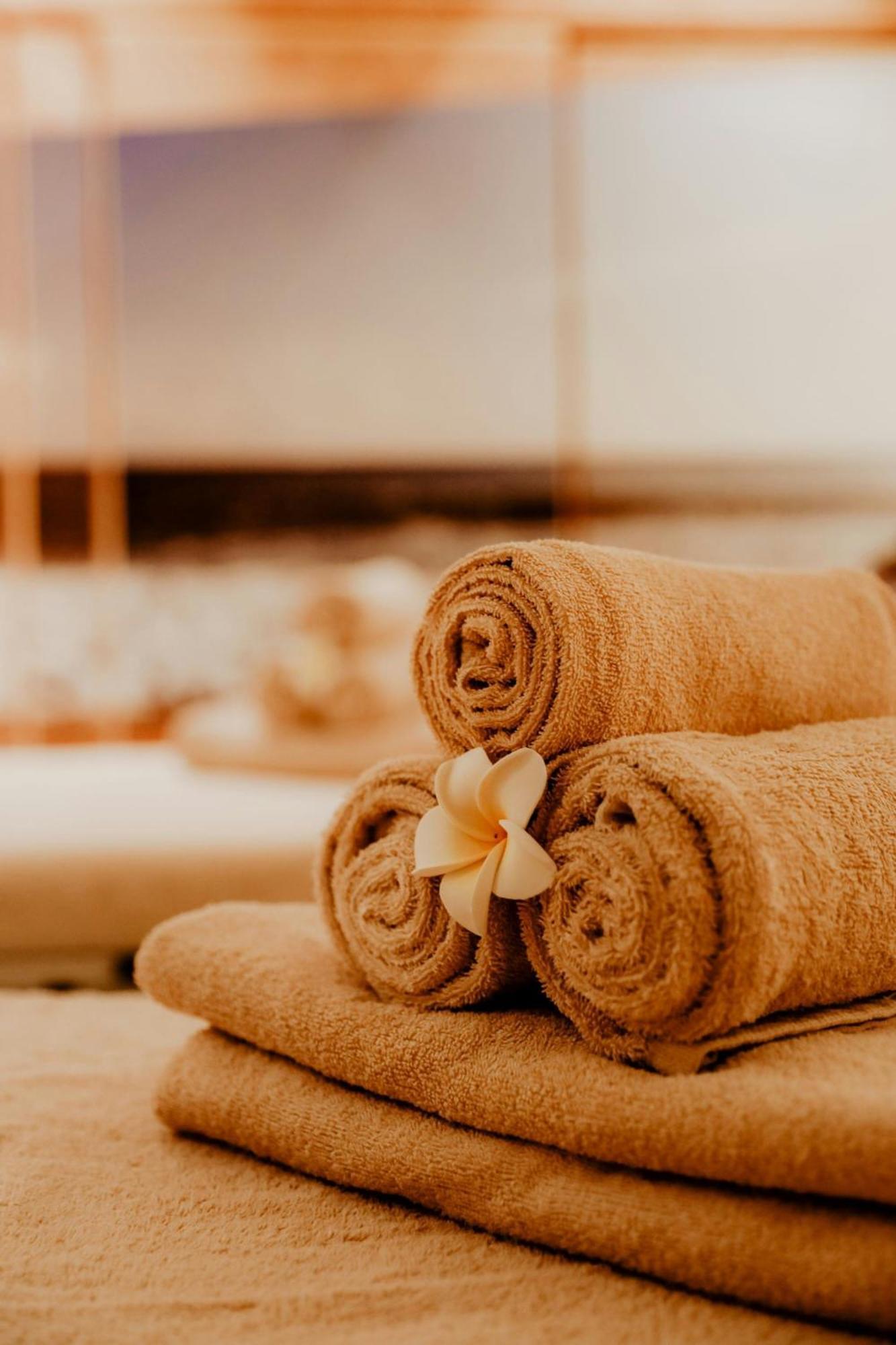 Le Meridien München Kültér fotó Rolled towels