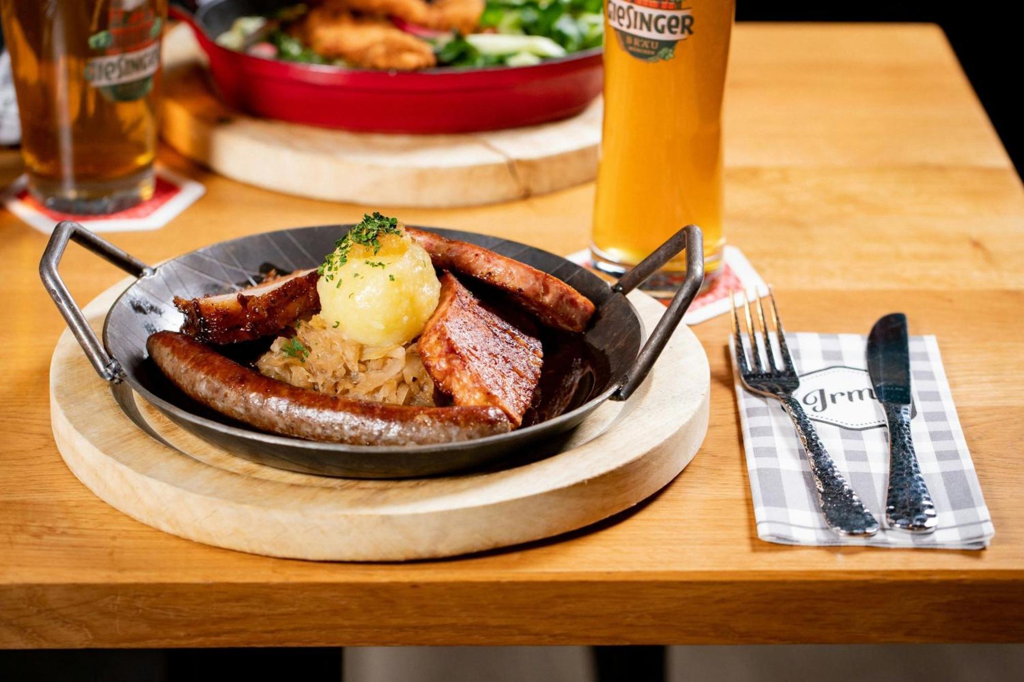 Le Meridien München Kültér fotó Sausages with Sauerkraut