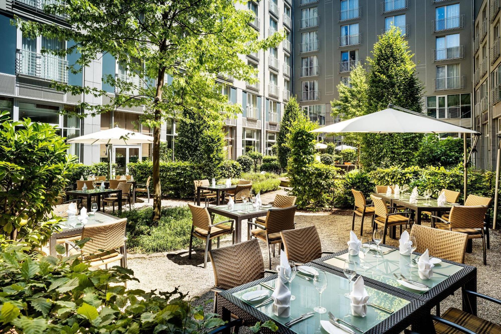 Le Meridien München Kültér fotó The Garden