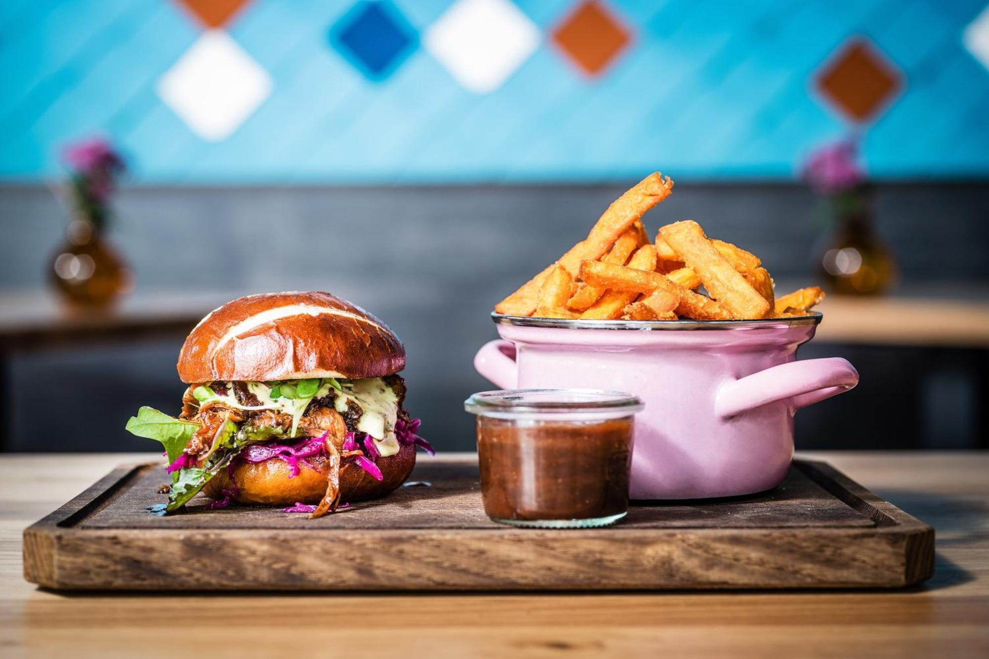Le Meridien München Kültér fotó A vegan burger and chips at Honest Burgers