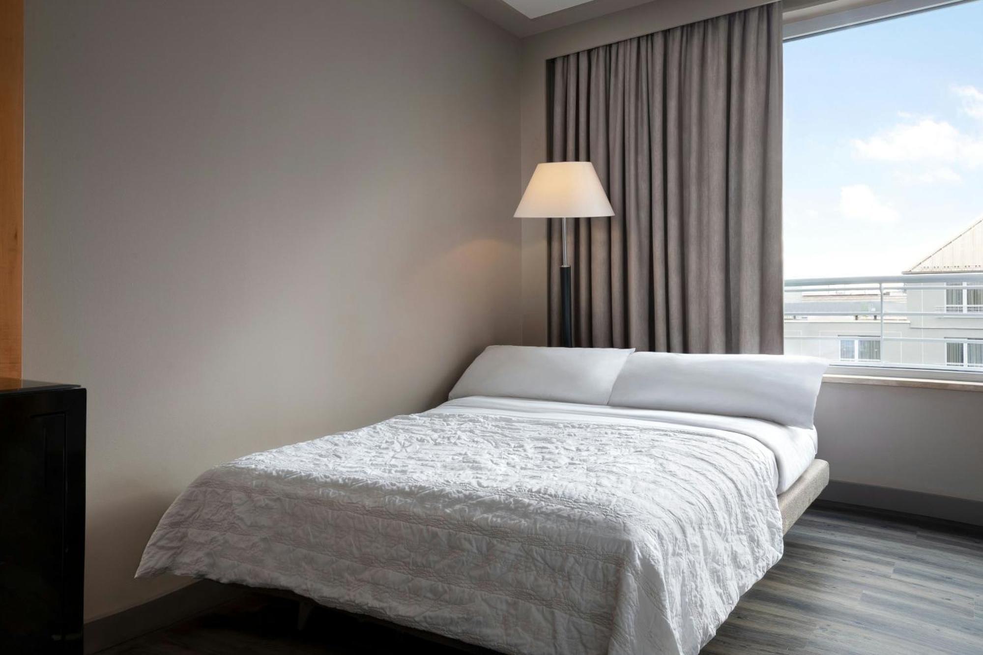 Le Meridien München Kültér fotó A bedroom