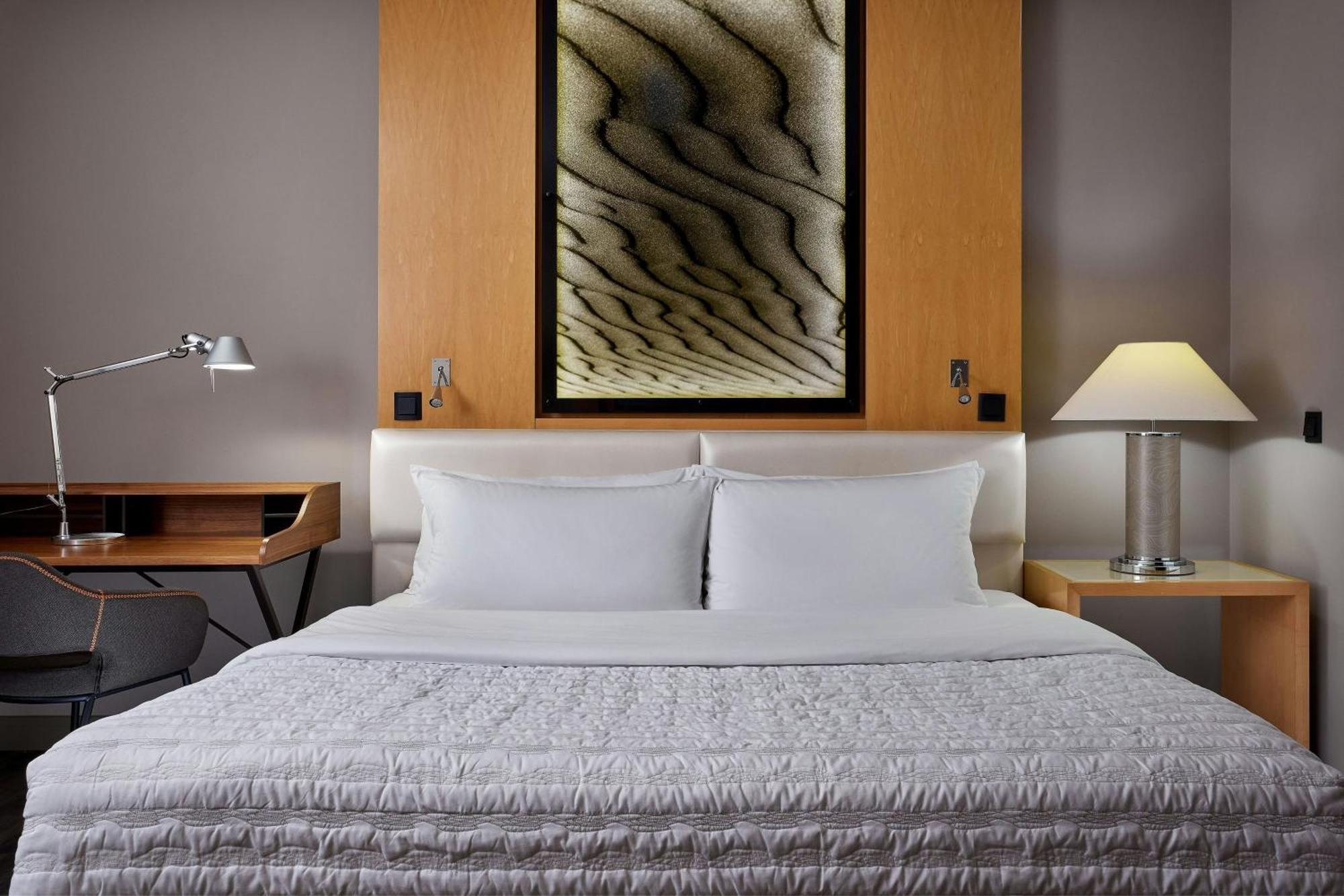 Le Meridien München Kültér fotó A guest room at the Westin Palace, Madrid
