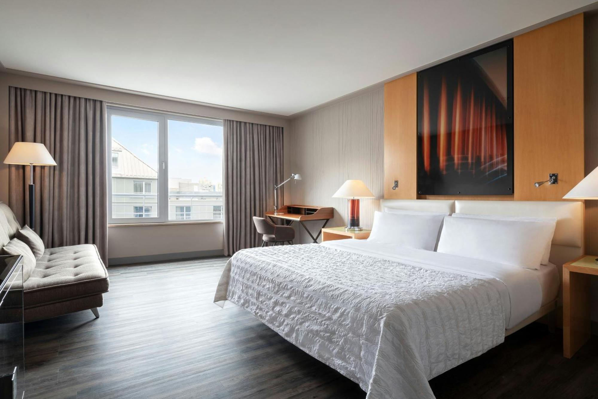 Le Meridien München Kültér fotó A guest room at the Westin Palace, Brussels