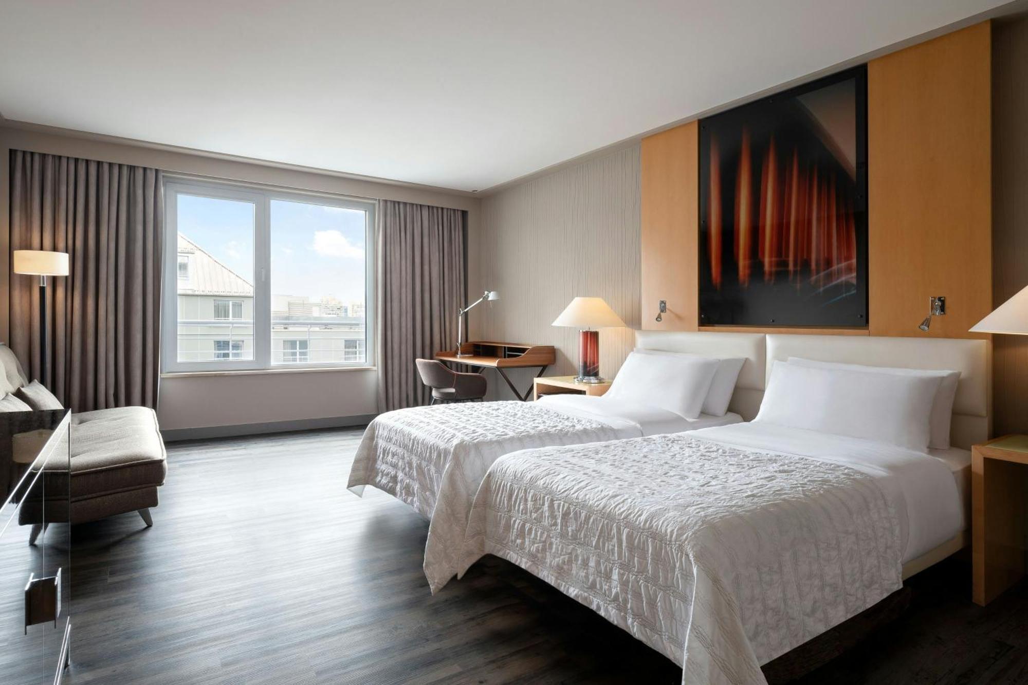 Le Meridien München Kültér fotó A guest room at the Westin Palace Madrid