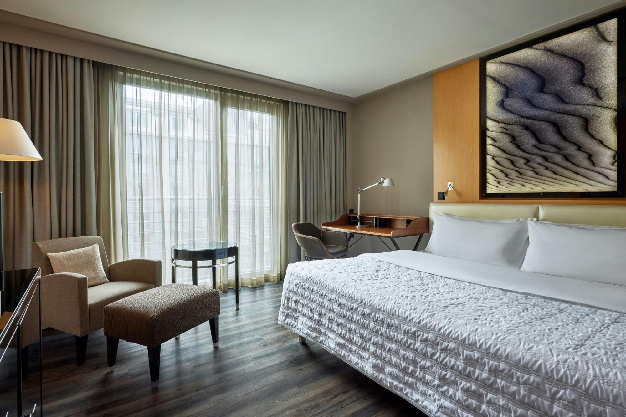 Le Meridien München Kültér fotó A guest room at the Westin Palace Madrid