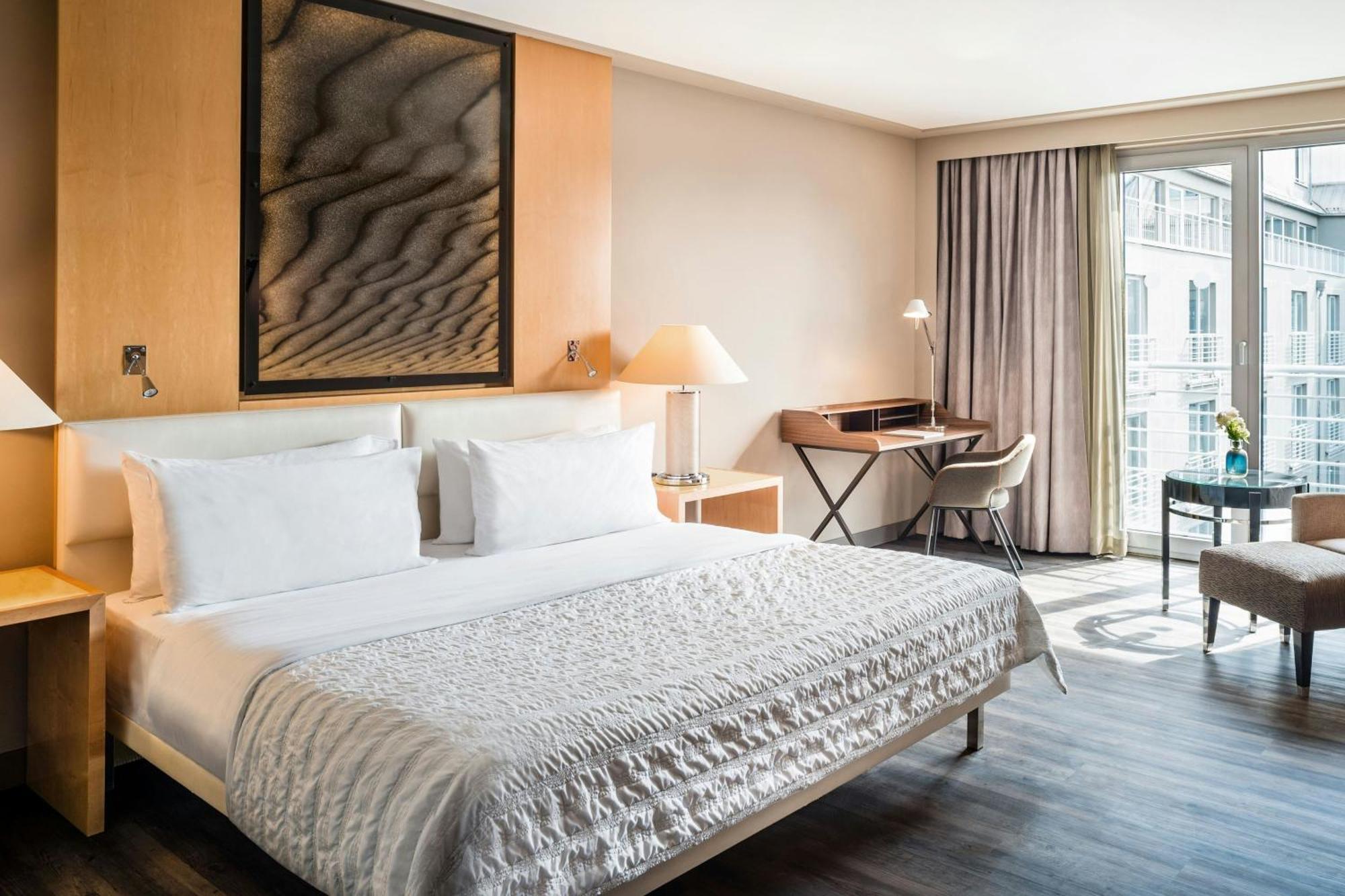 Le Meridien München Kültér fotó A room at the Westin Palace, Brussels