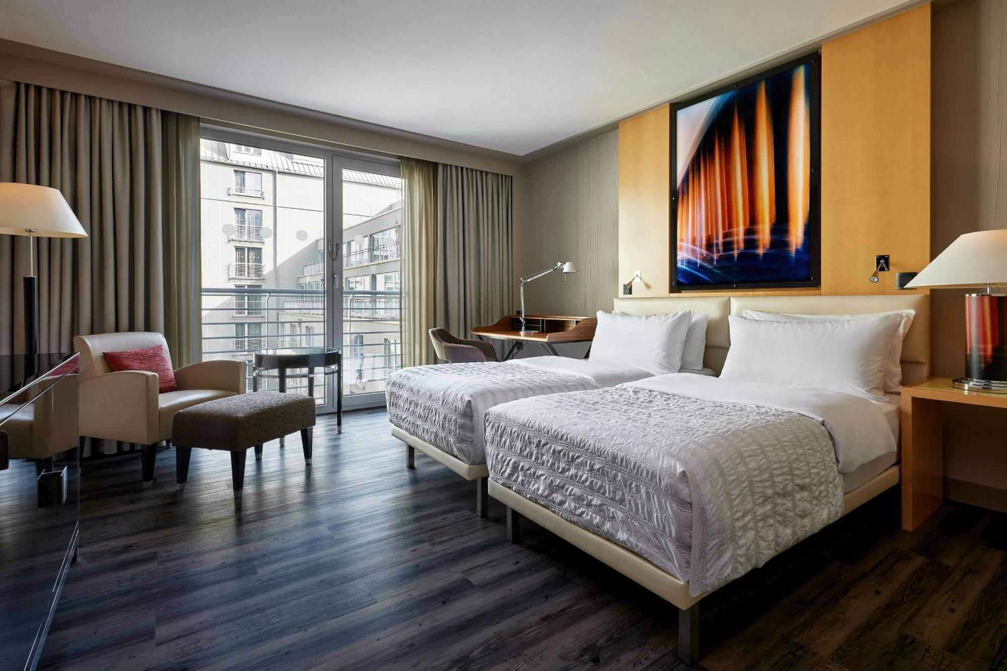 Le Meridien München Kültér fotó A guest room at the Westin Palace Madrid
