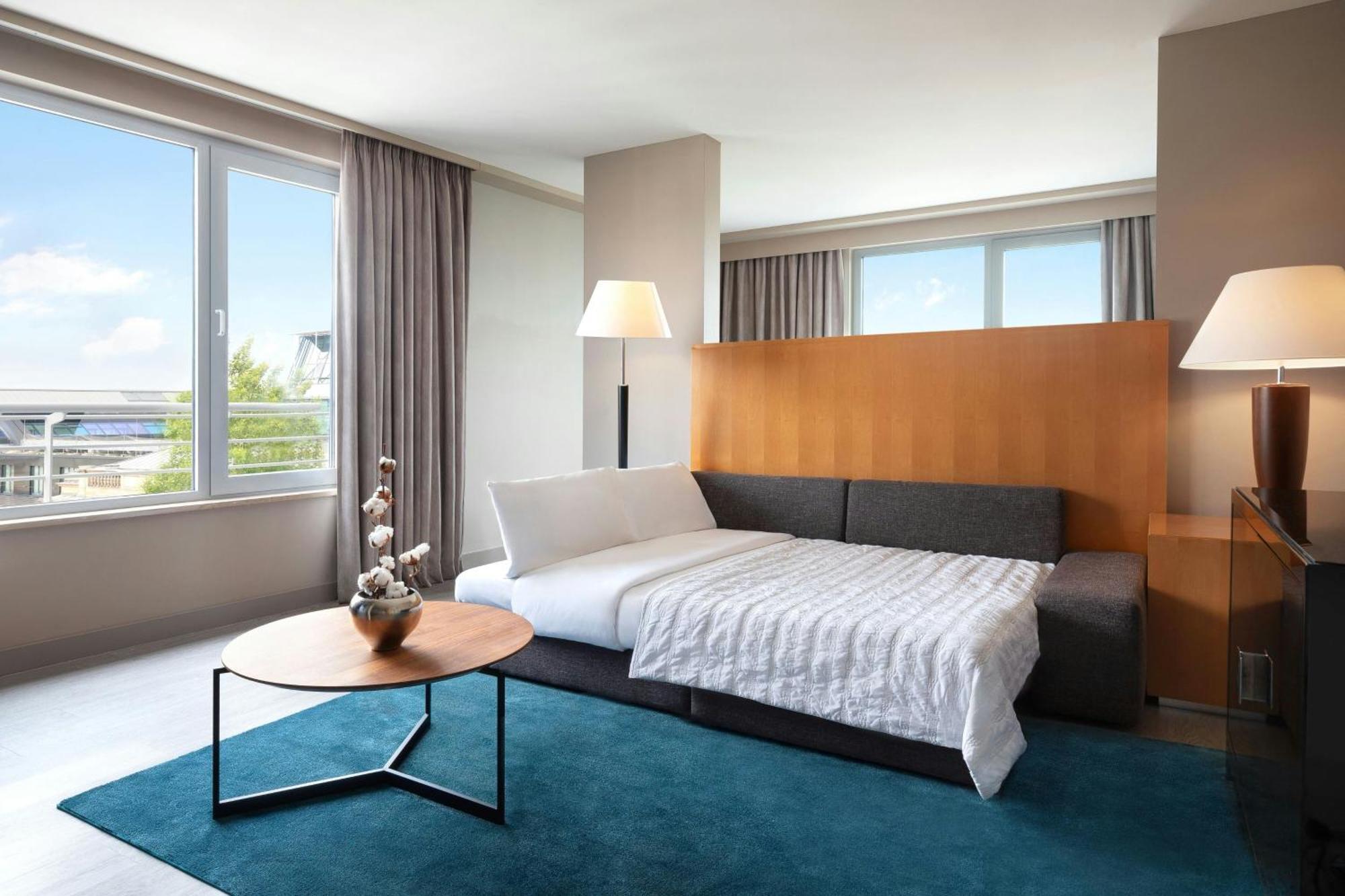 Le Meridien München Kültér fotó A guest room at the Westin Boston Seaport District