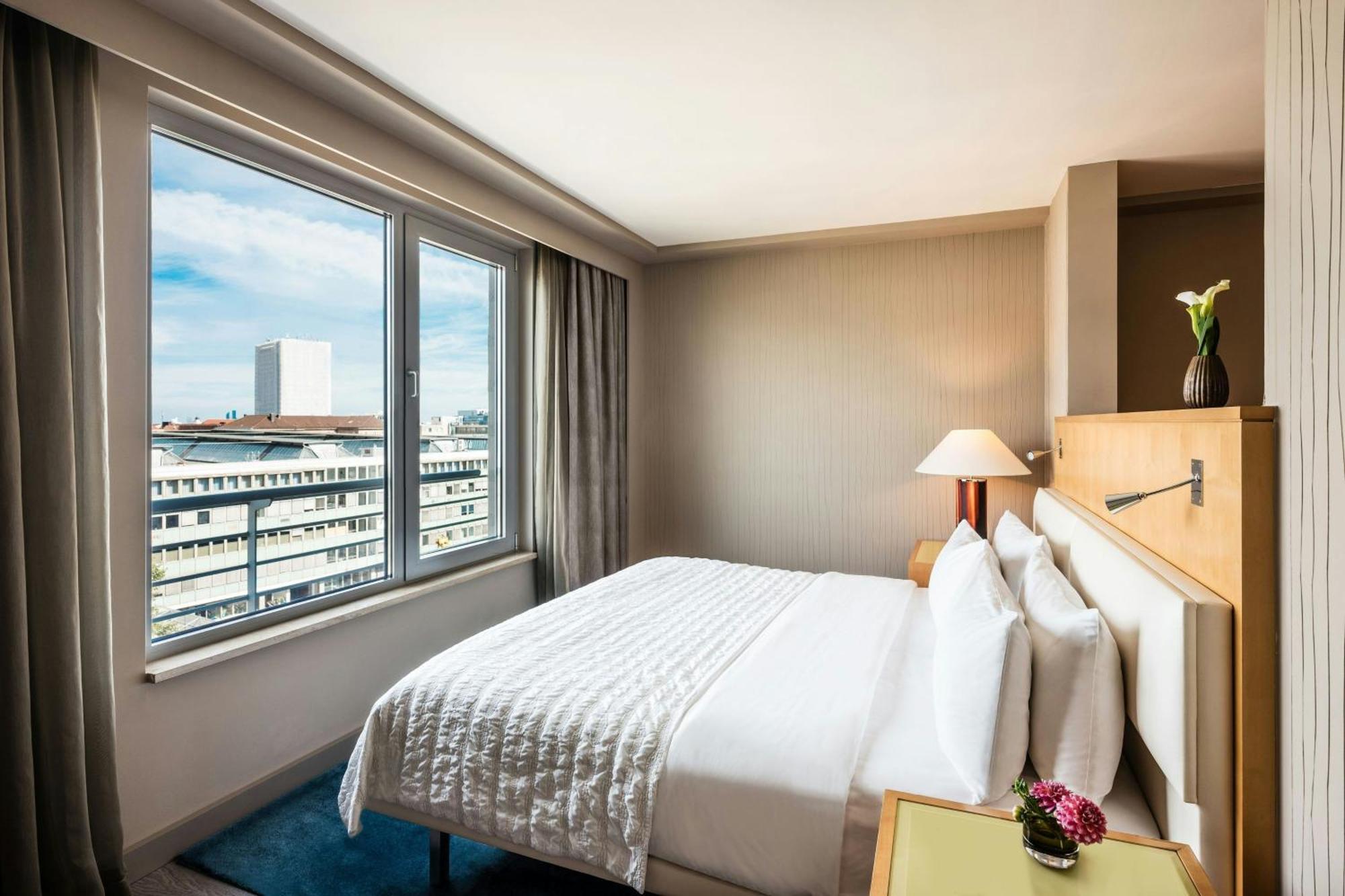 Le Meridien München Kültér fotó A bedroom at the Westin Palace Madrid